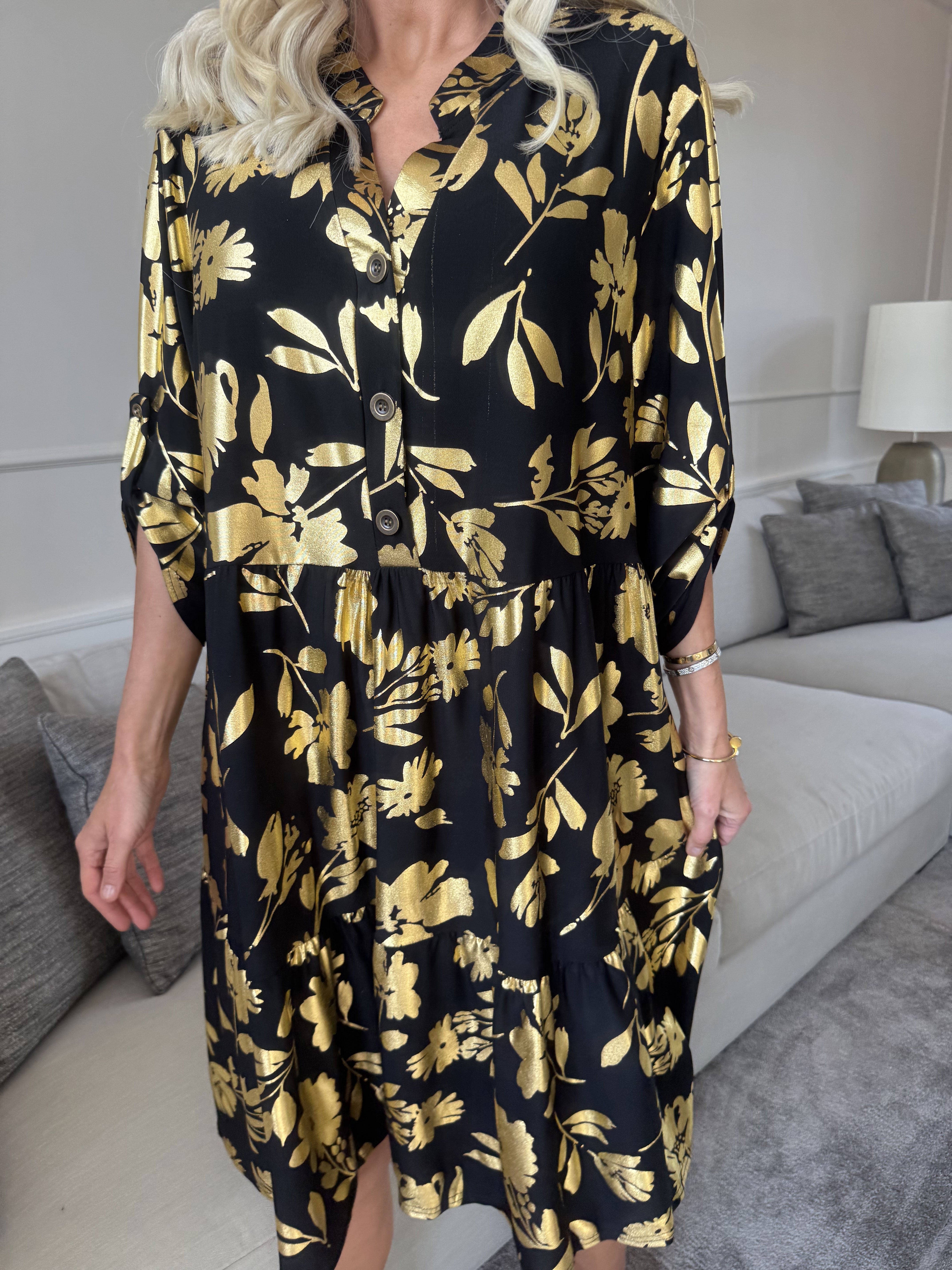 Milano Gold Flower Midi - Klänning med guldblad och lager-på-lager-look